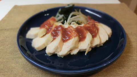 蒸し鶏の梅肉ソースがけ